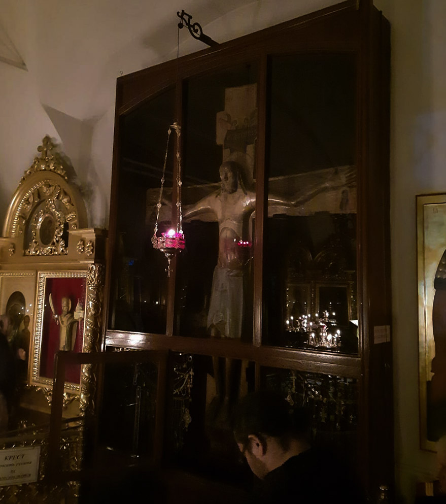 Ночная служба в Годеново, Животворящий Крест