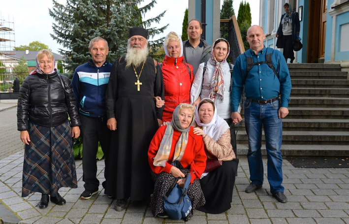 паломники в Оптиной Пустыни