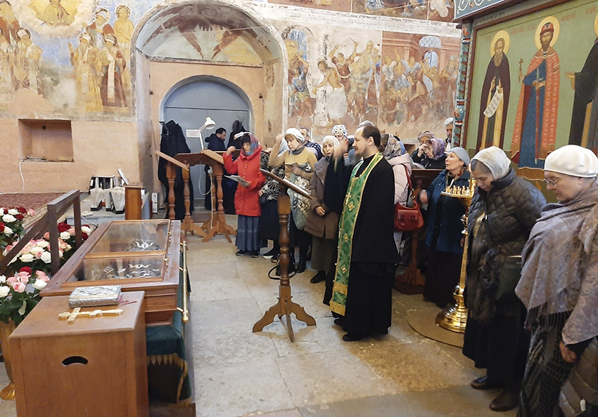 паломники в Свирском